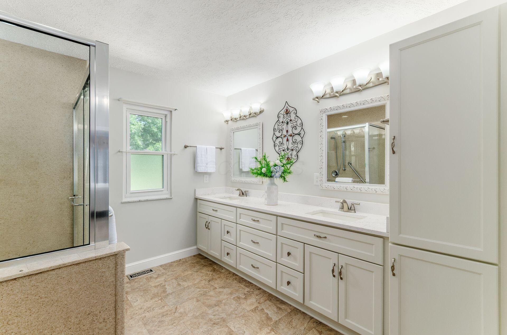 9471 Concord Road Powell, OH 43065 - Photo 20 of 40 REMODELED EN SUITE BATHROOM