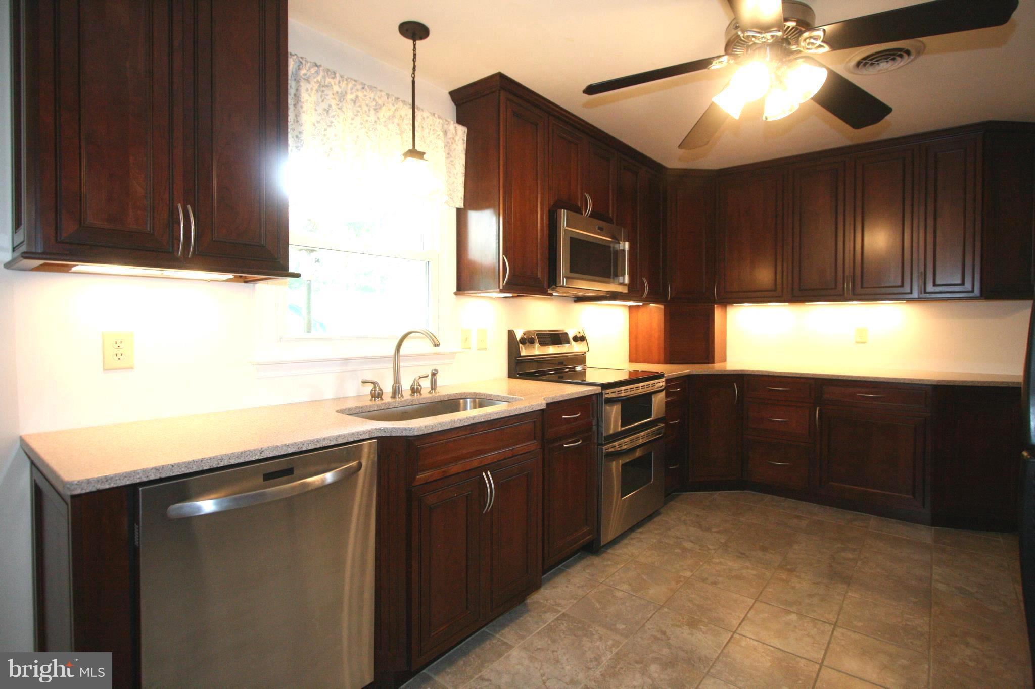 6225 Quinn Road Frederick, MD 21701 - Photo 2 of 3 Granite counter & stainless steel appliances!