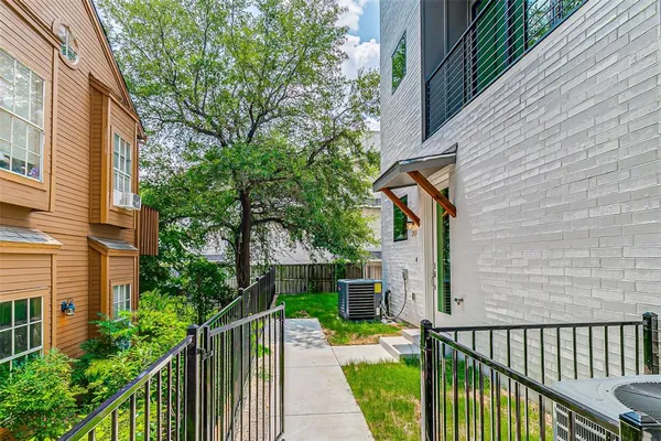 $3,100 | 6028 Lewis Street, Unit 204, Dallas, TX 75206