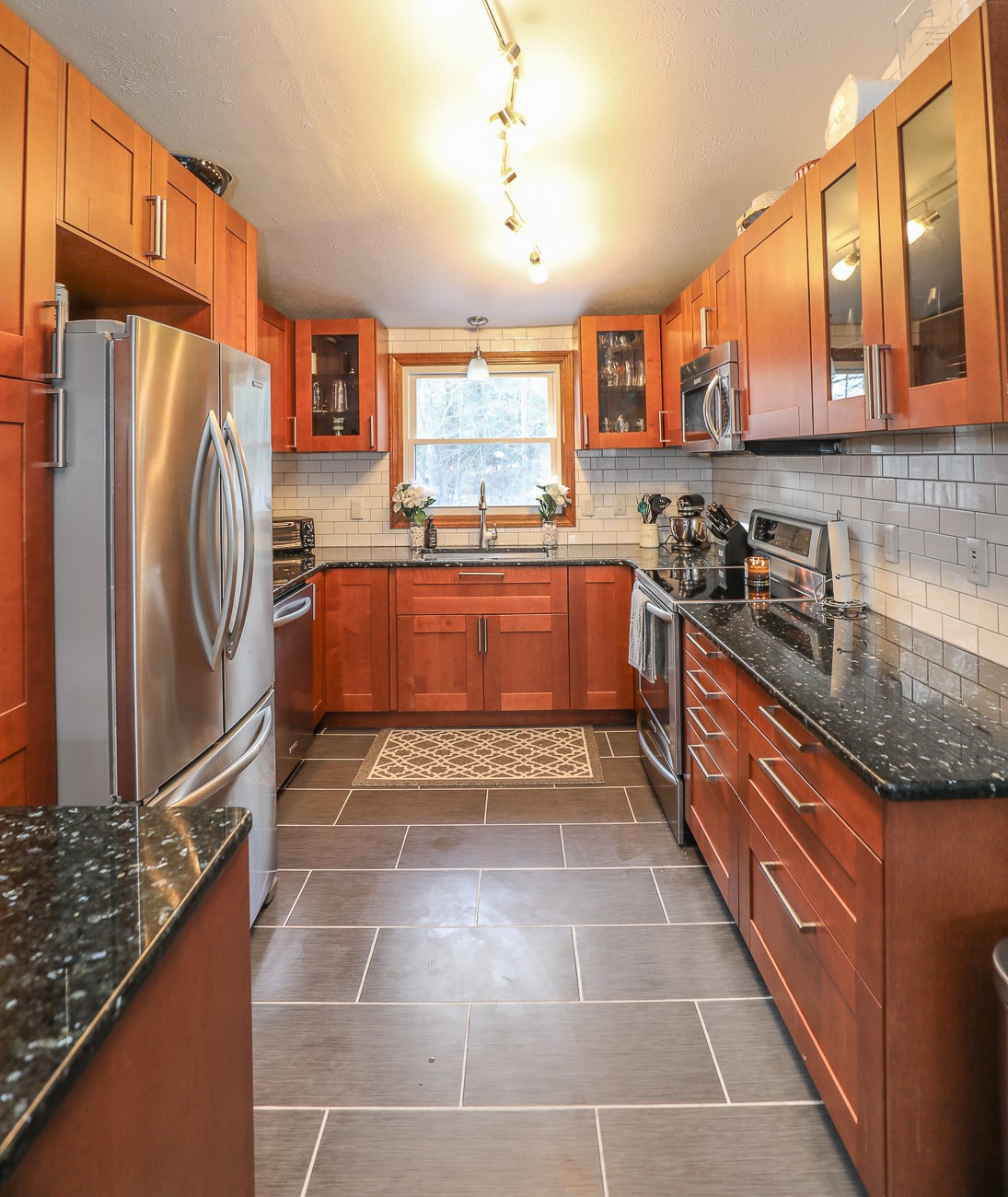 172 Morse Road Manchester, NH 03104 - Photo 4 of 37 Gallery Image 4