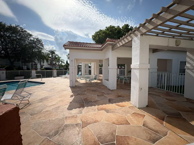 a view of a house with backyard