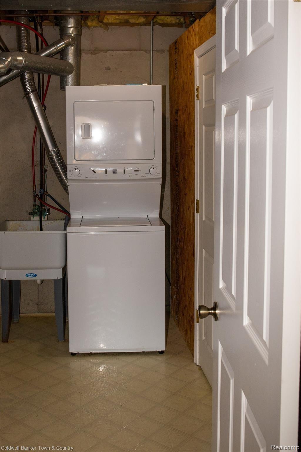 674 Summit Ridge Drive, Unit 17 Milford, MI 48381 - Photo 23 of 51 Laundry area