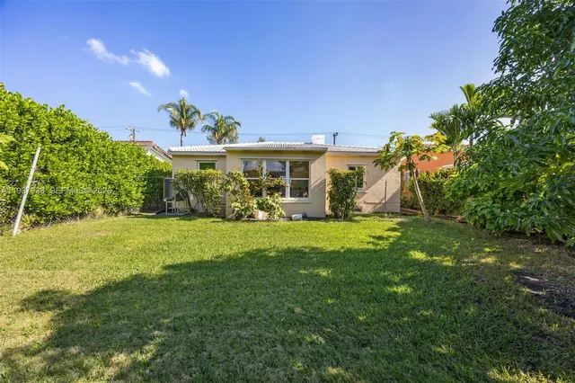 a view of a house with a backyard