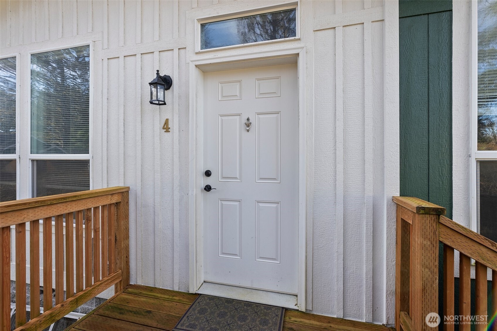 4 Lakeview Lane South Bend, WA 98586 - Photo 15 of 40 a view of a hallway with wooden floor and entryway