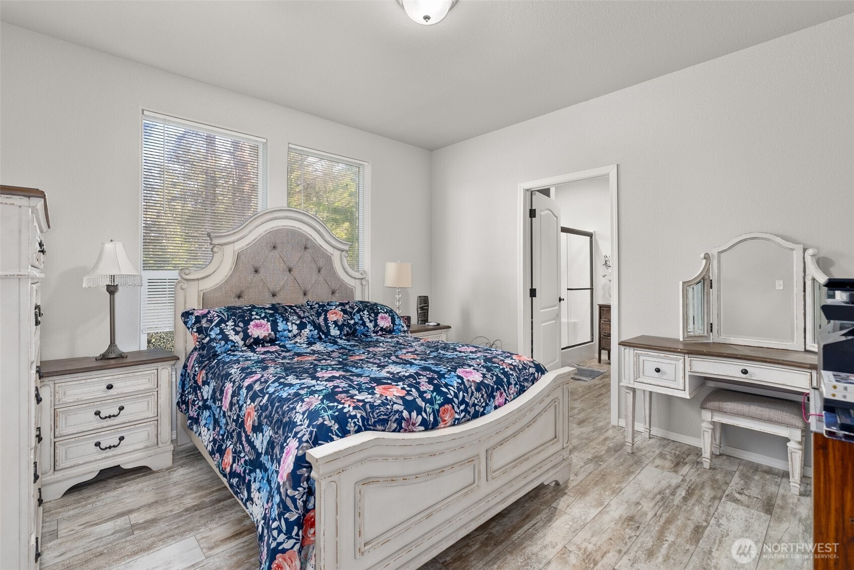 4 Lakeview Lane South Bend, WA 98586 - Photo 26 of 40 a bed room with a bed and a dresser