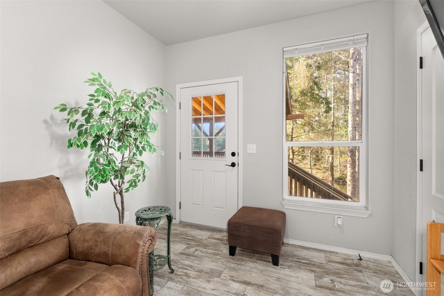 4 Lakeview Lane South Bend, WA 98586 - Photo 28 of 40 a living room with furniture and a potted plant