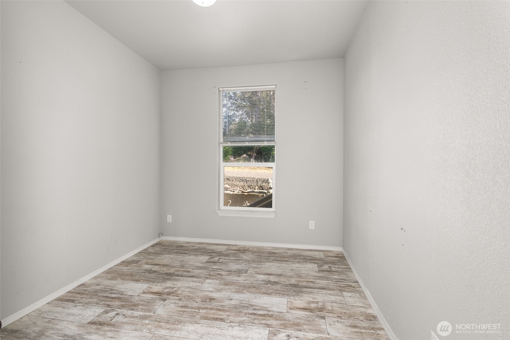 4 Lakeview Lane South Bend, WA 98586 - Photo 31 of 40 a view of a big room with wooden floor and windows