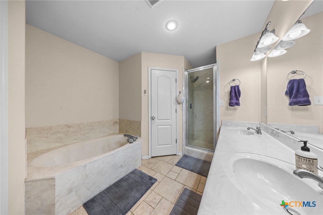 108 Gehler Circle Nolanville, TX 76559 - Photo 19 of 27 a bathroom with a tub sink and mirror
