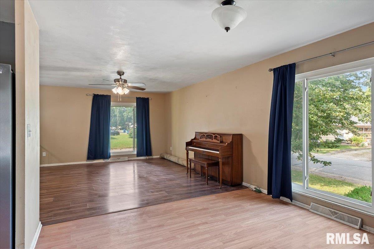 2401 Devonshire Road Springfield, IL 62703 - Photo 12 of 40