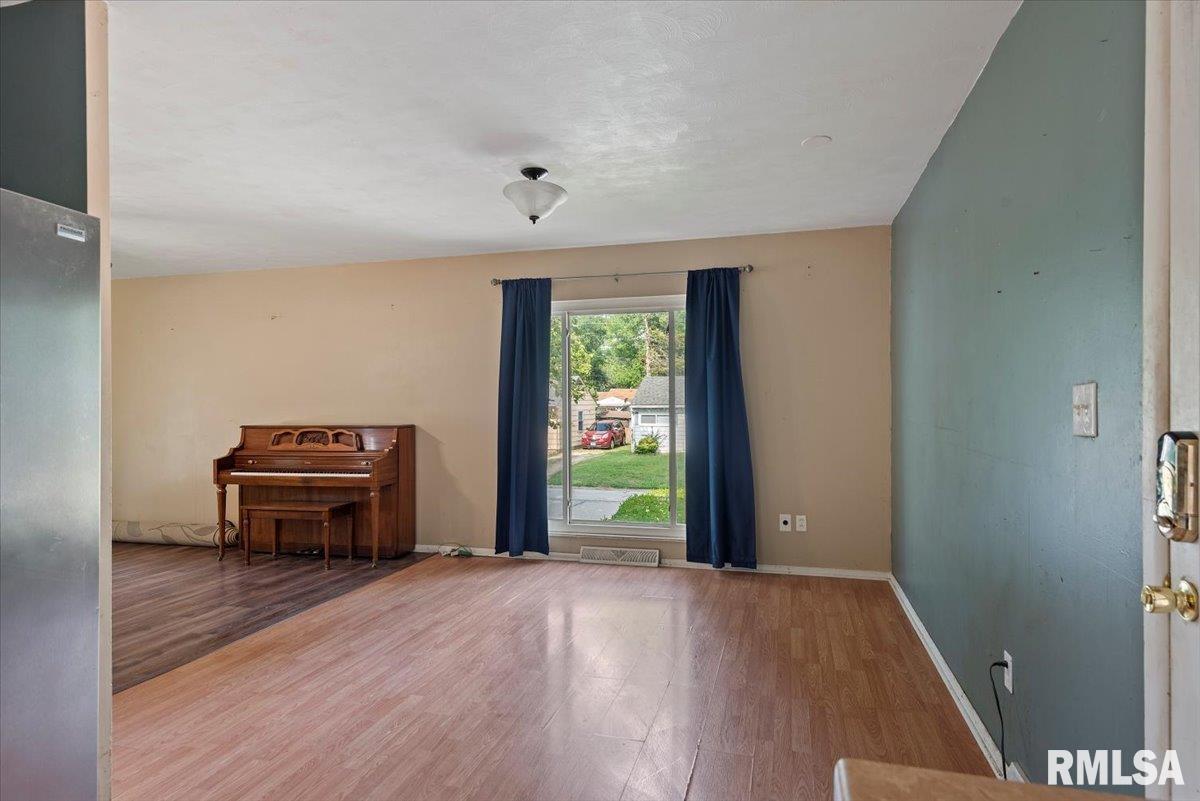 2401 Devonshire Road Springfield, IL 62703 - Photo 13 of 40