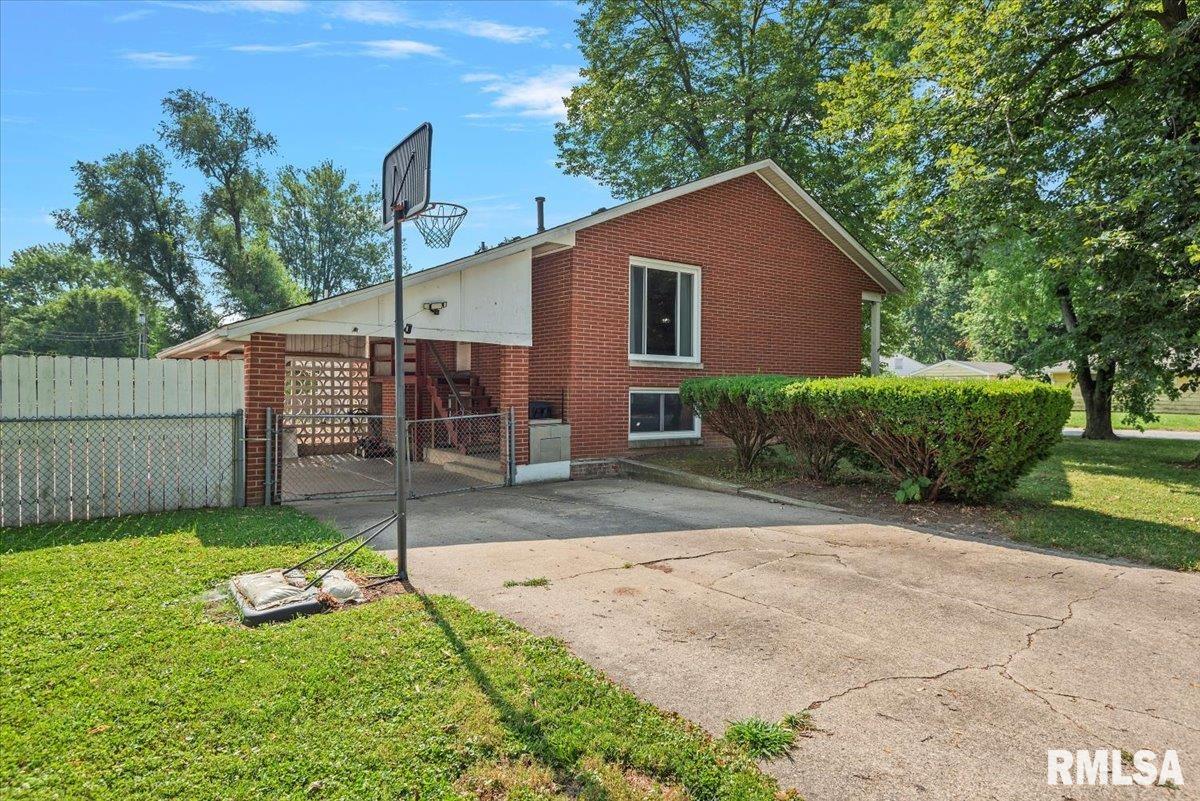 2401 Devonshire Road Springfield, IL 62703 - Photo 34 of 40