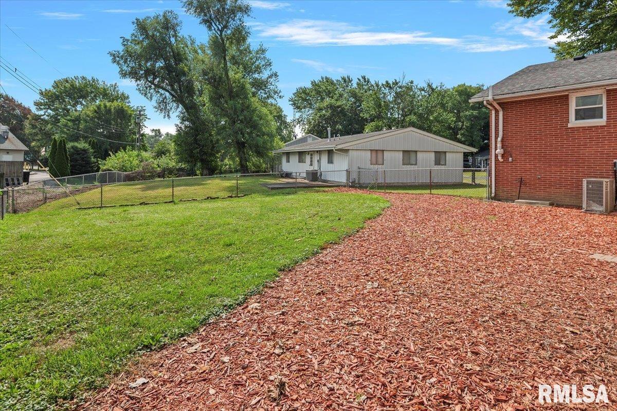 2401 Devonshire Road Springfield, IL 62703 - Photo 35 of 40