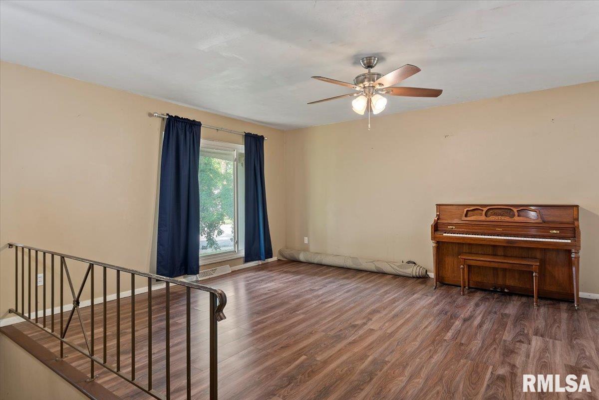 2401 Devonshire Road Springfield, IL 62703 - Photo 5 of 40