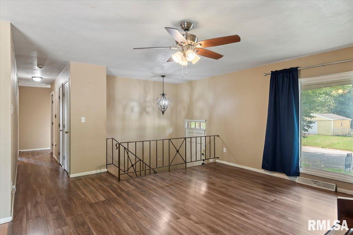 2401 Devonshire Road Springfield, IL 62703 - Photo 8 of 40