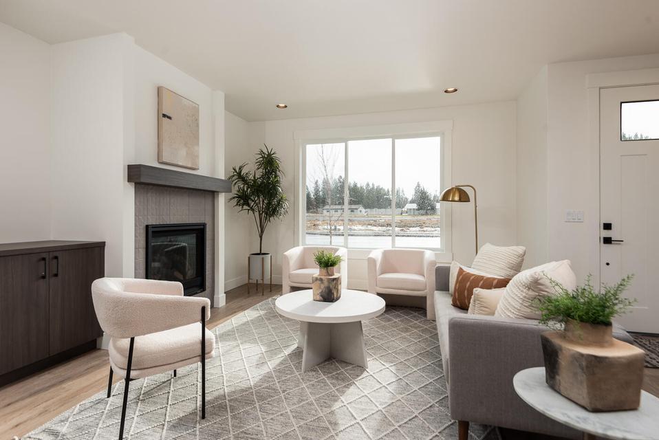 20506 Murphy Road Bend, OR 97702 - Photo 3 of 36 Entry and Great Room