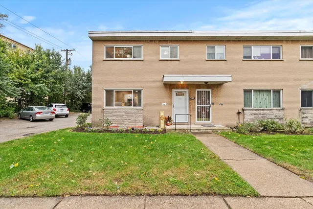 $439,000 | 7249 North Campbell Avenue, Unit B, Chicago, IL 60645