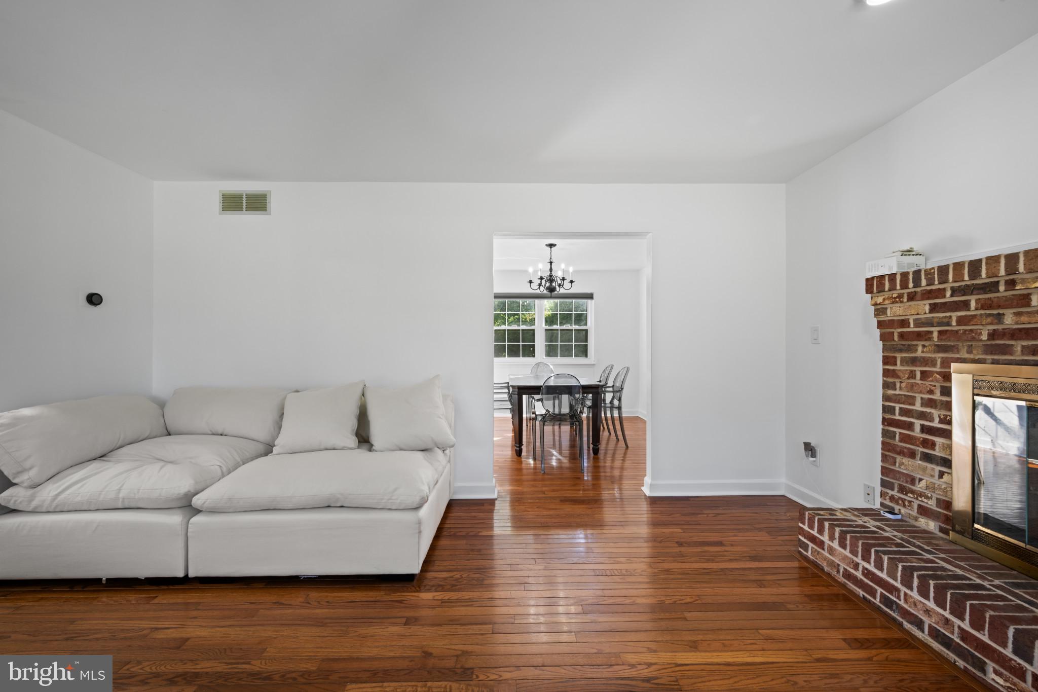 13054 Tarragon Road Reisterstown, MD 21136 - Photo 12 of 68 Living room
