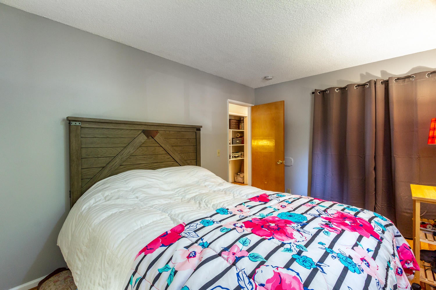 20388 Rae Road Bend, OR 97702 - Photo 26 of 30 2nd bedroom corner to door view