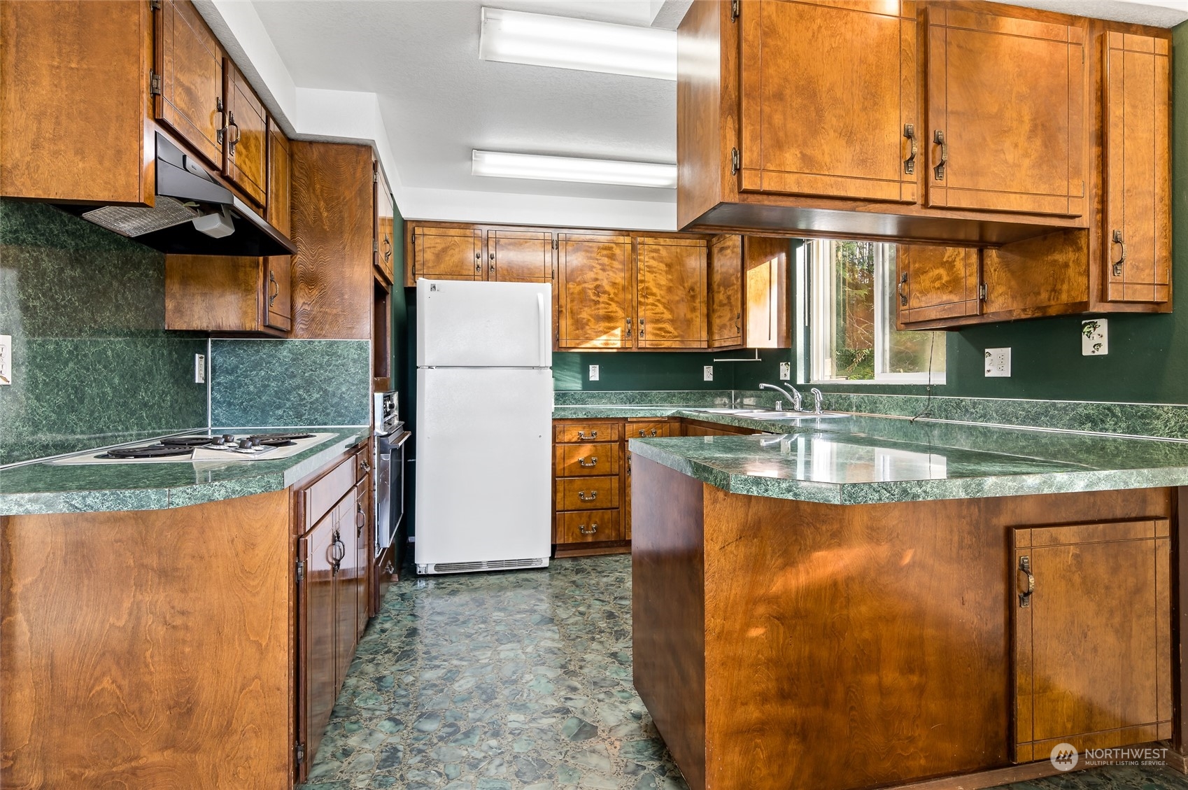 481 Arrowhead Drive Elma, WA 98541 - Photo 14 of 32 a kitchen with granite countertop a stove and a refrigerator