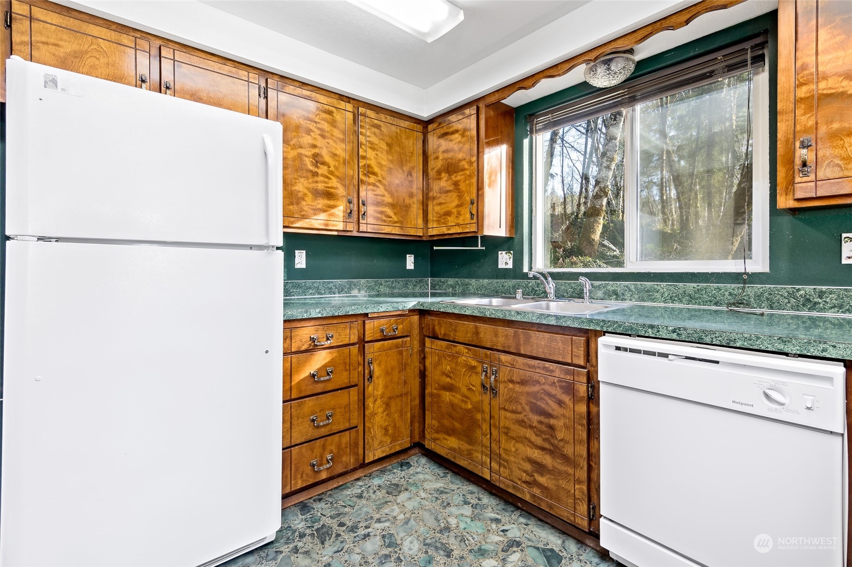 481 Arrowhead Drive Elma, WA 98541 - Photo 16 of 32 a kitchen with stainless steel appliances granite countertop a refrigerator and a sink