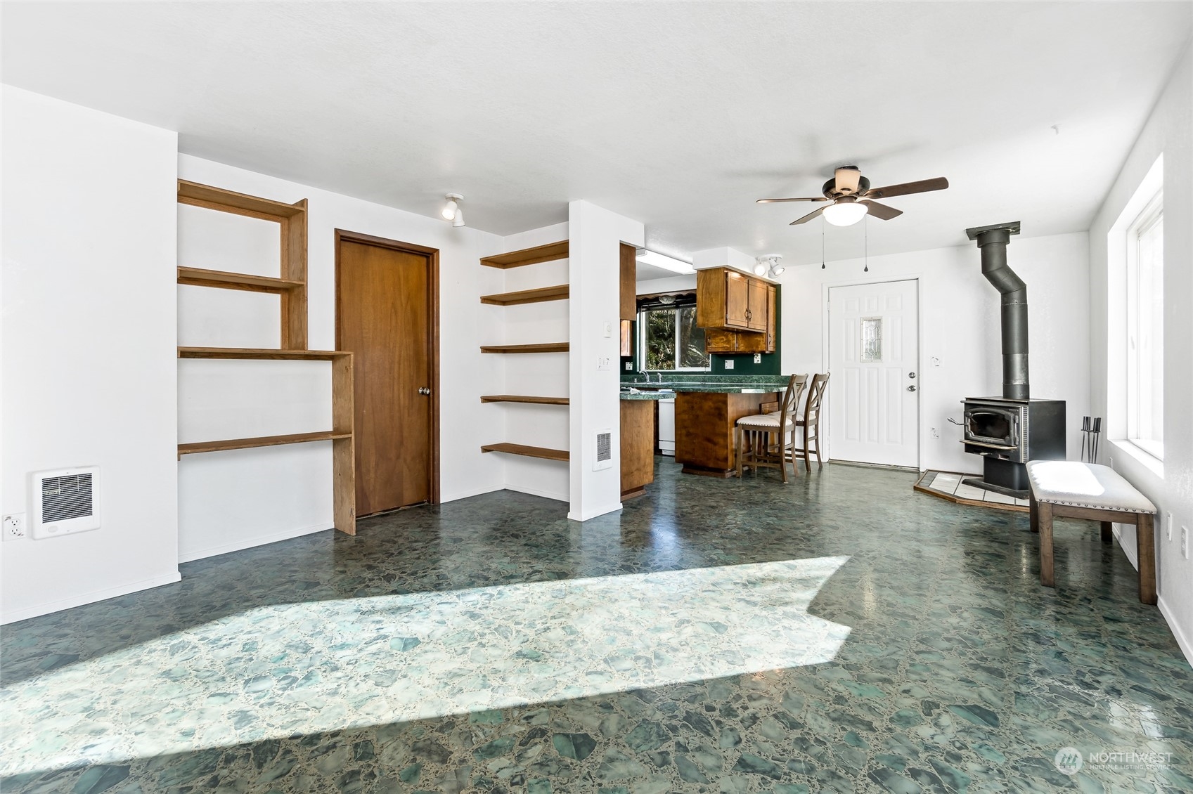 481 Arrowhead Drive Elma, WA 98541 - Photo 19 of 32 a view of a living room