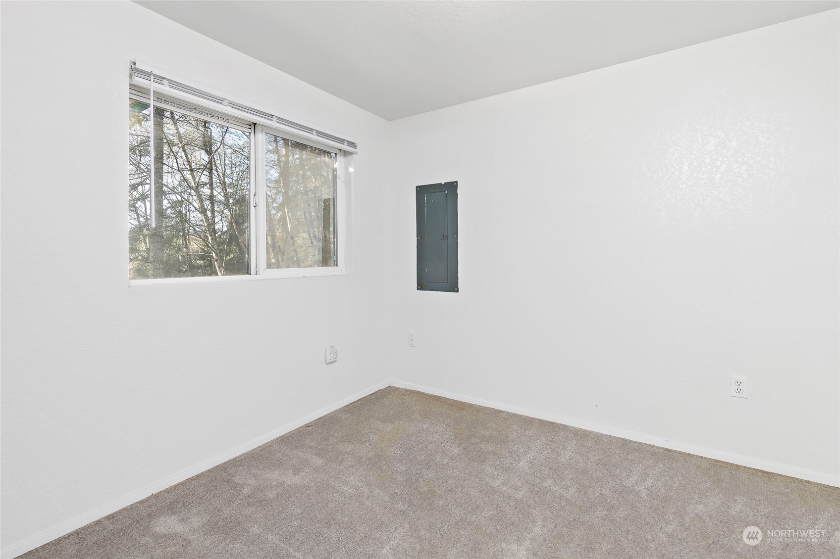 481 Arrowhead Drive Elma, WA 98541 - Photo 23 of 32 an empty room with a window