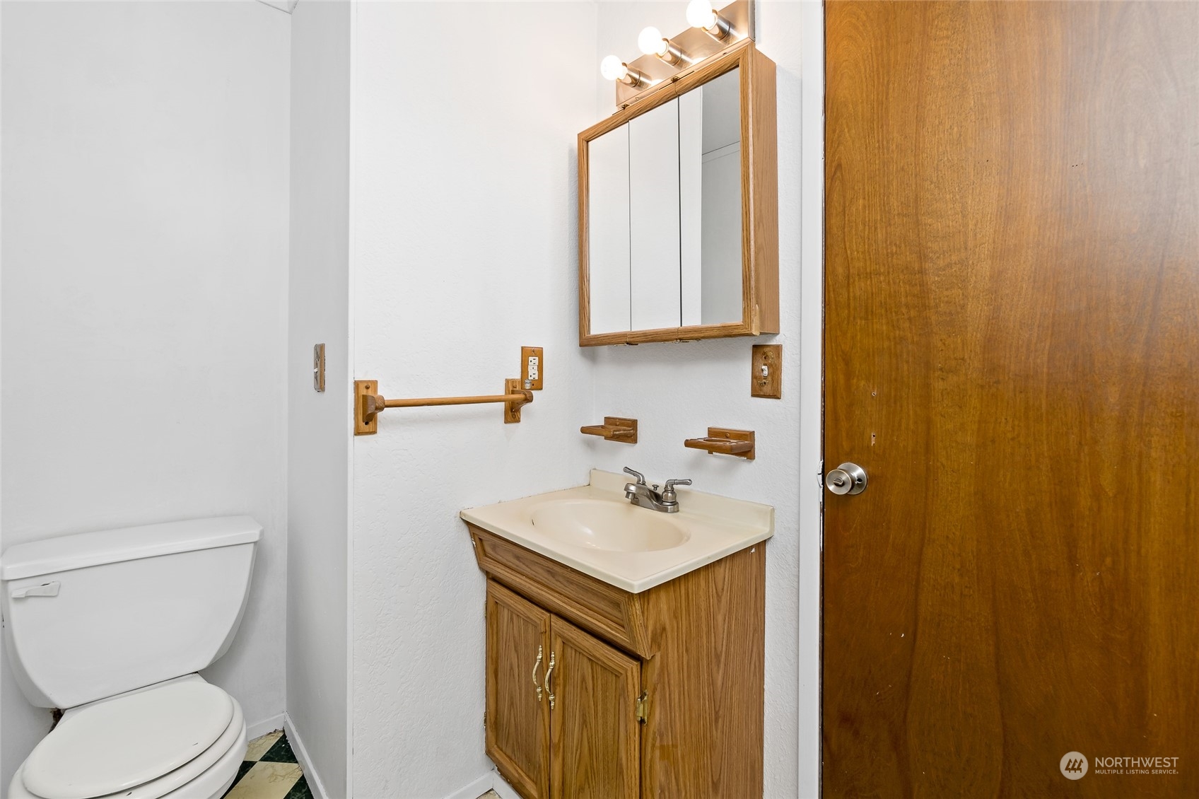 481 Arrowhead Drive Elma, WA 98541 - Photo 28 of 32 a bathroom with a sink a toilet and vanity