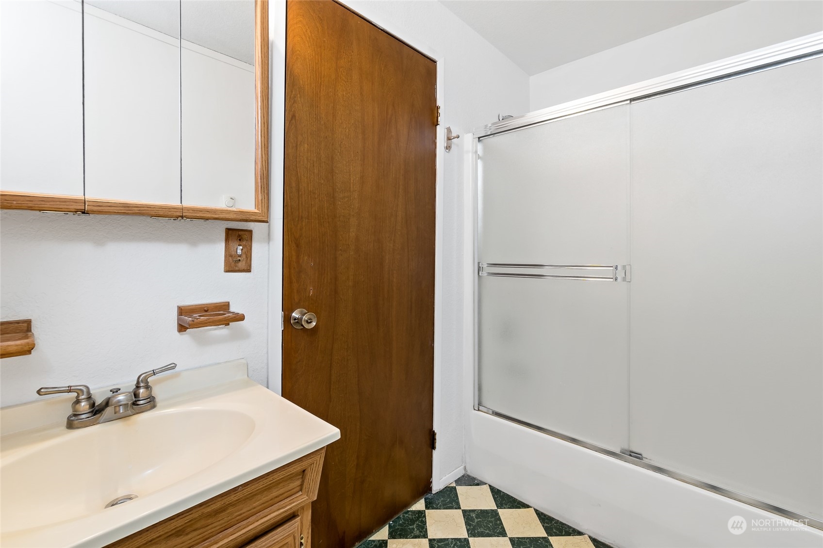 481 Arrowhead Drive Elma, WA 98541 - Photo 29 of 32 a bathroom with a sink and a mirror