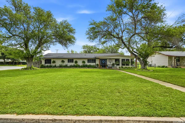 $425,000 | 910 Oakridge Drive, Pleasanton, TX 78064
