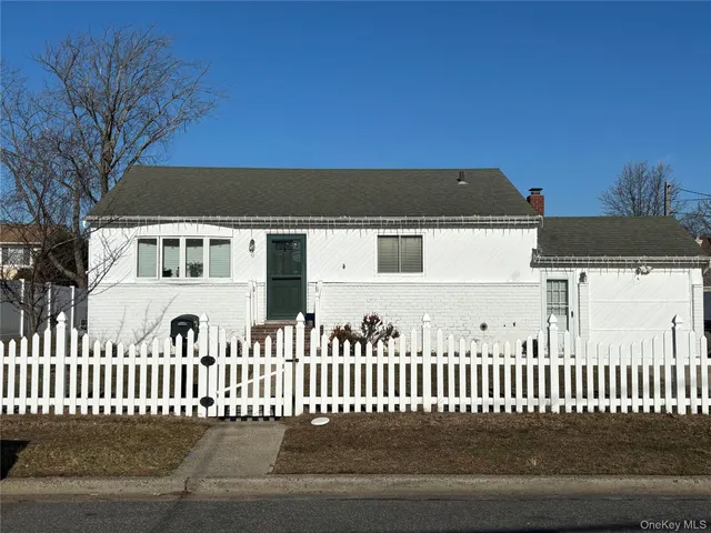 $599,000 | 6 East Kissimee Road, Lindenhurst, NY 11757