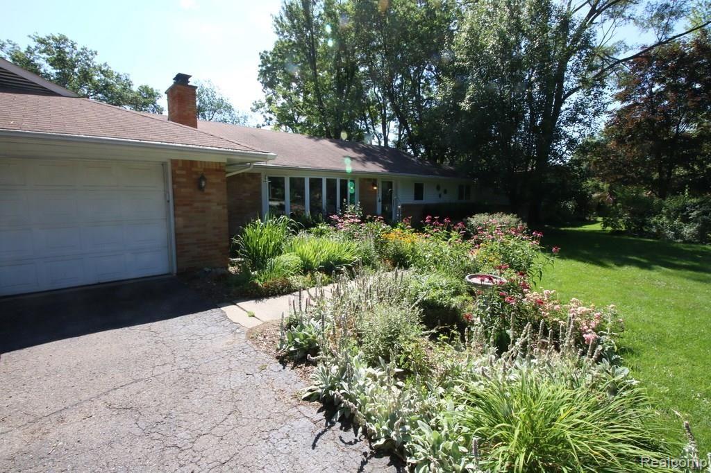 26432 Springland Street Farmington, MI 48334 - Photo 3 of 34