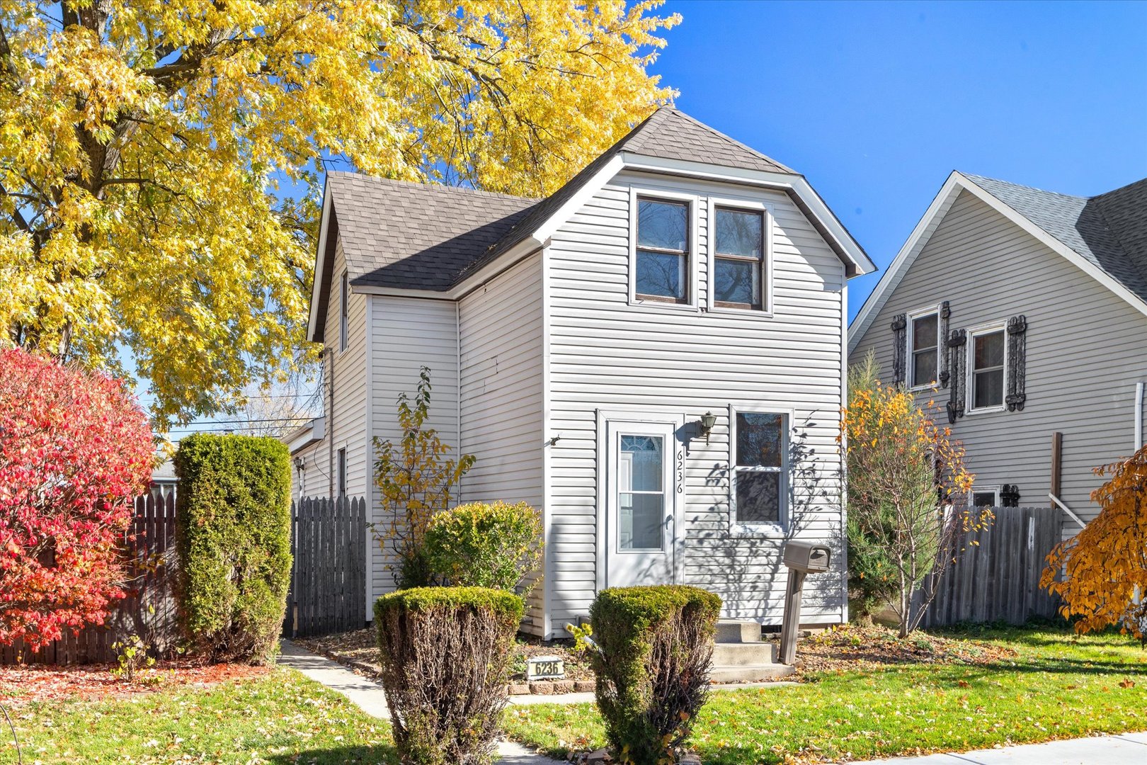 6236 Washington Street Chicago Ridge, IL 60415 - Photo 1 of 32 a view of a house with backyard and sitting area