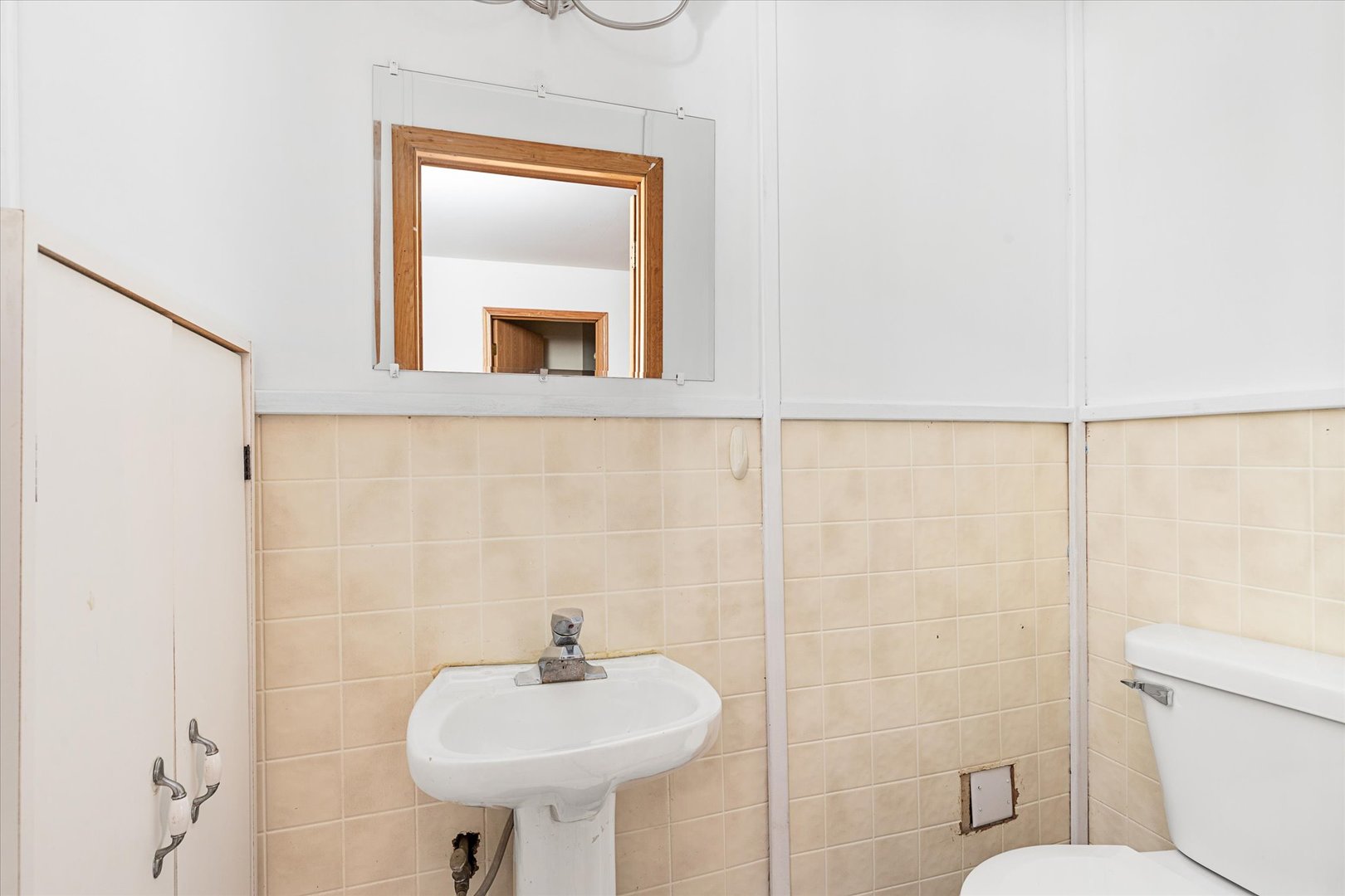 6236 Washington Street Chicago Ridge, IL 60415 - Photo 14 of 32 a bathroom with a sink toilet and mirror
