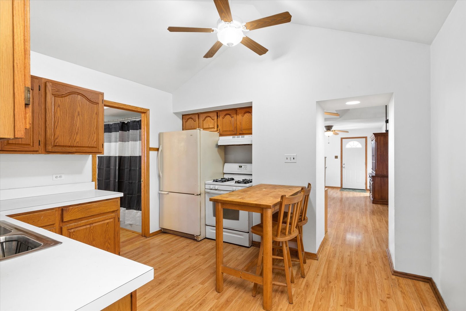 6236 Washington Street Chicago Ridge, IL 60415 - Photo 17 of 32 a room with furniture and a table