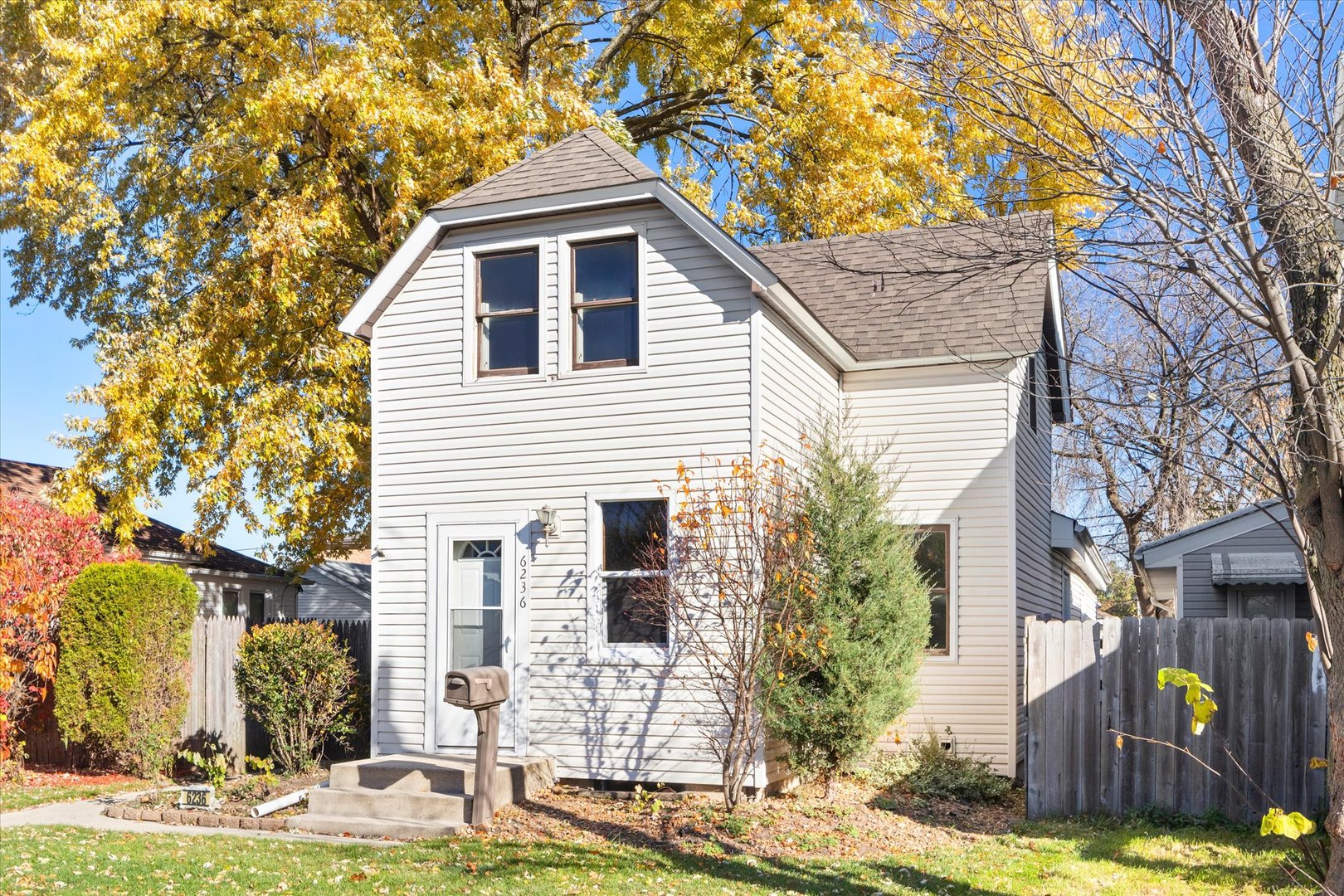 6236 Washington Street Chicago Ridge, IL 60415 - Photo 2 of 32 a front view of a house with garden