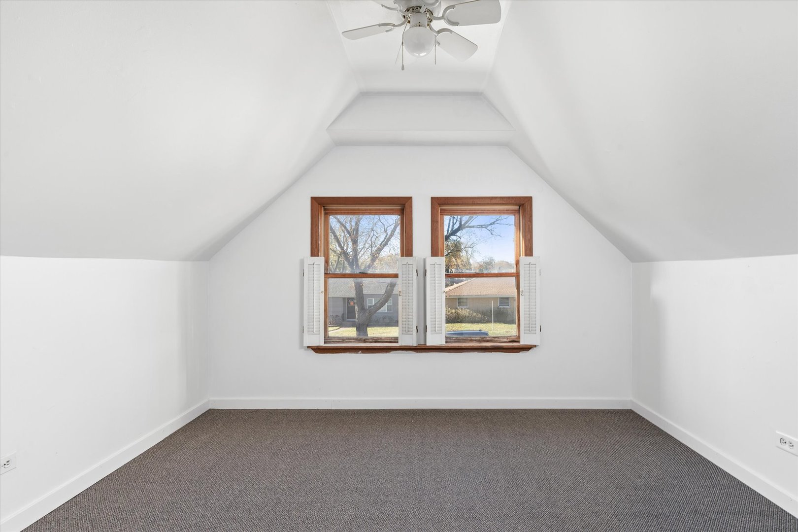 6236 Washington Street Chicago Ridge, IL 60415 - Photo 23 of 32 an empty room with a window