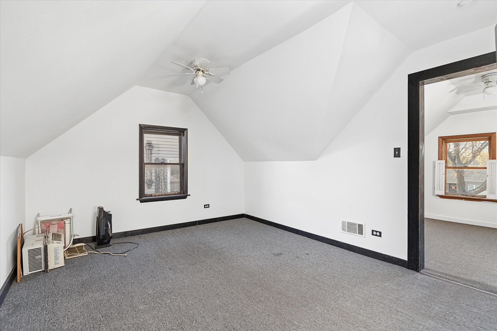 6236 Washington Street Chicago Ridge, IL 60415 - Photo 25 of 32 an empty room with windows and closet