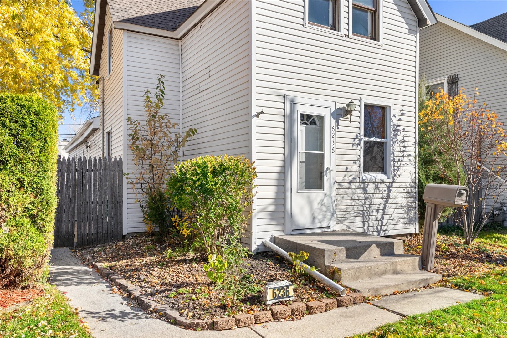 6236 Washington Street Chicago Ridge, IL 60415 - Photo 3 of 32 a front view of a house with garden