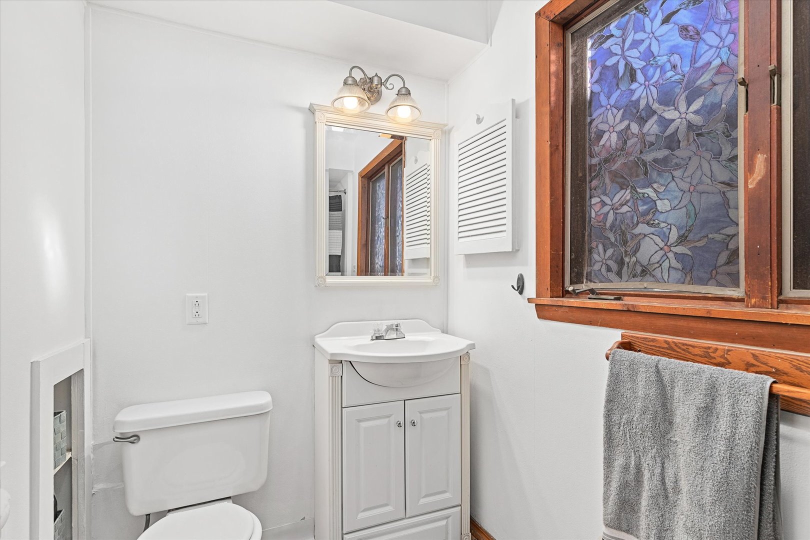 6236 Washington Street Chicago Ridge, IL 60415 - Photo 9 of 32 a bathroom with a toilet a sink and a mirror