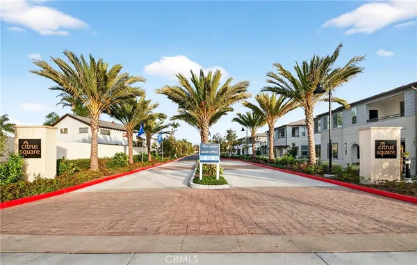 a view of entryway with garden