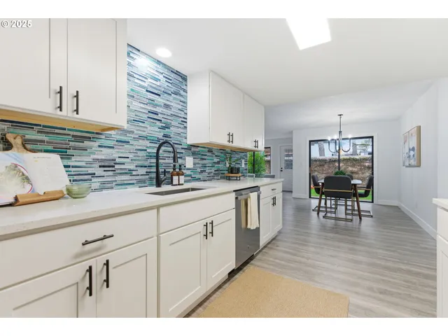 $325,000 | 512 Southwest Eastman Parkway, Gresham, OR 97080