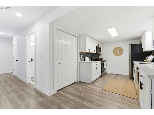 $325,000 | 512 Southwest Eastman Parkway, Gresham, OR 97080