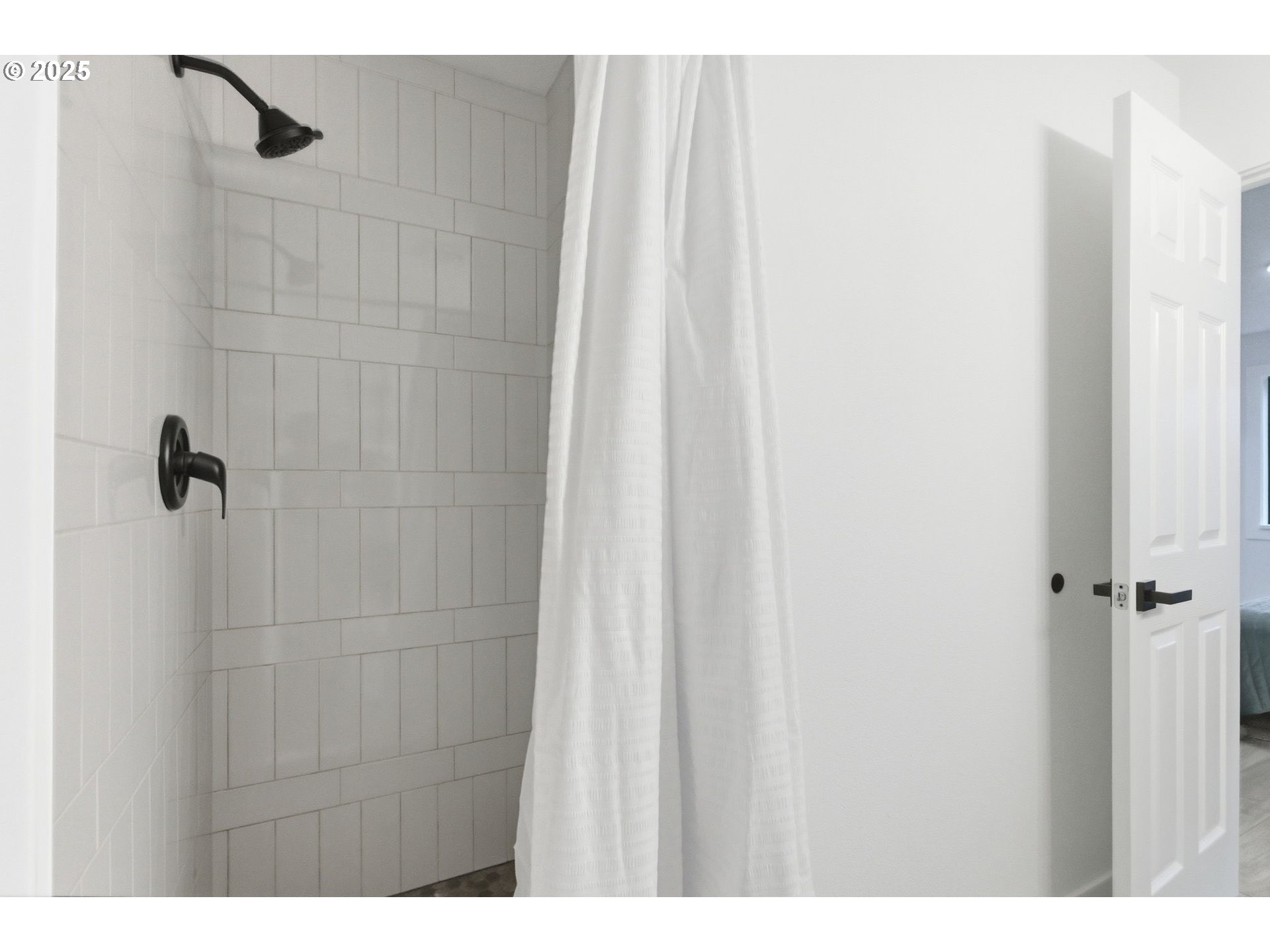 512 Southwest Eastman Parkway Gresham, OR 97080 - Photo 22 of 39 a bathroom with a shower