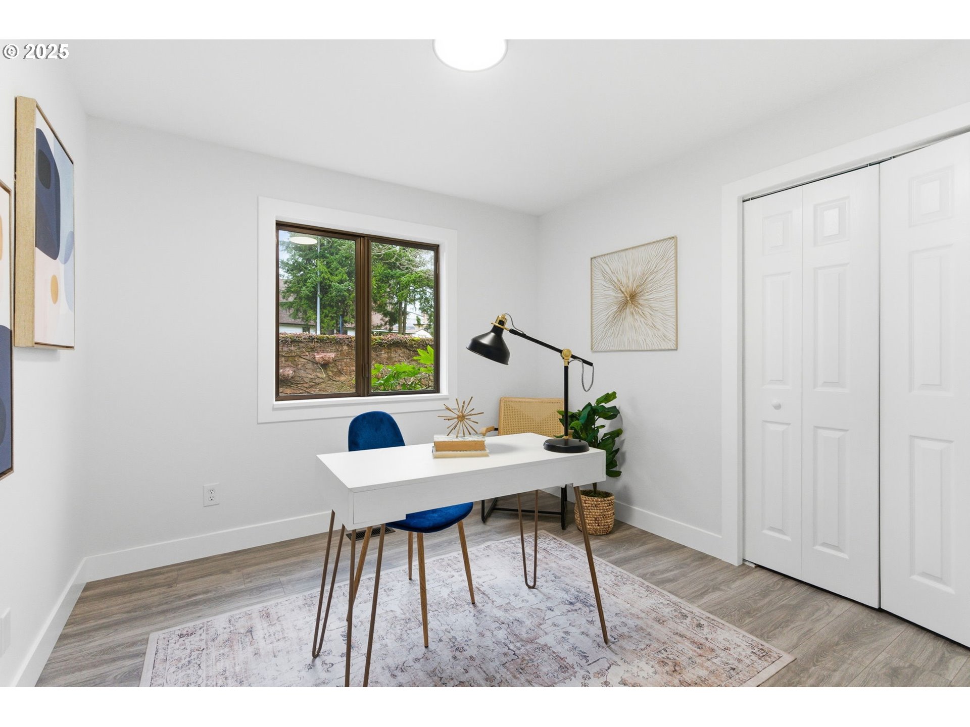 512 Southwest Eastman Parkway Gresham, OR 97080 - Photo 25 of 39 a workspace with furniture and a window