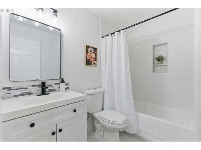 $325,000 | 512 Southwest Eastman Parkway, Gresham, OR 97080