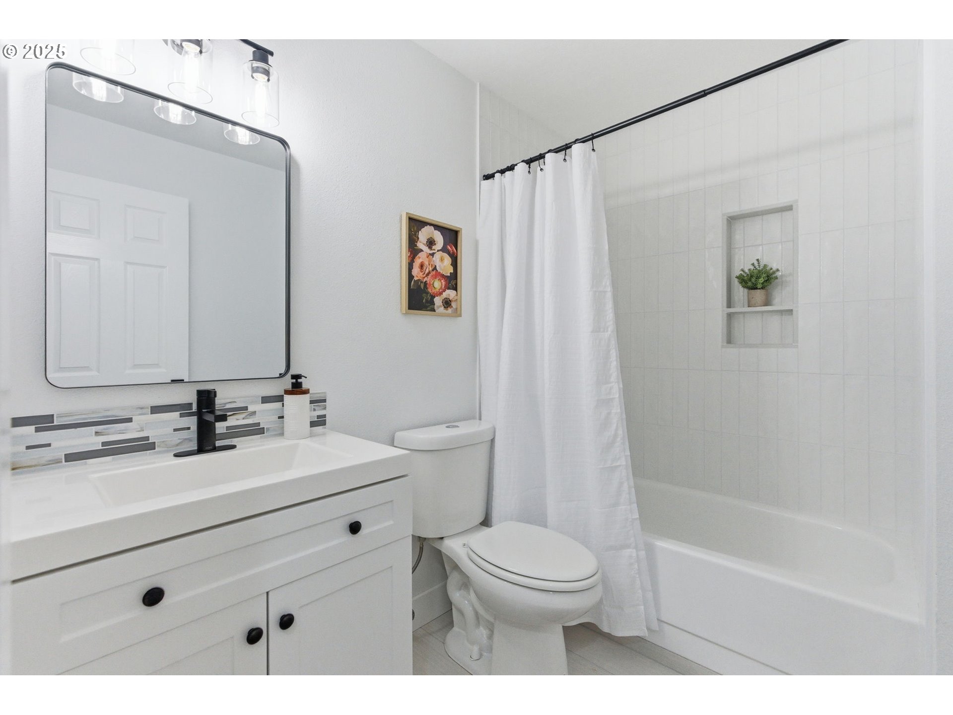512 Southwest Eastman Parkway Gresham, OR 97080 - Photo 26 of 39 a bathroom with a sink a toilet and shower