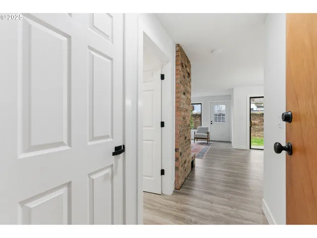 $325,000 | 512 Southwest Eastman Parkway, Gresham, OR 97080