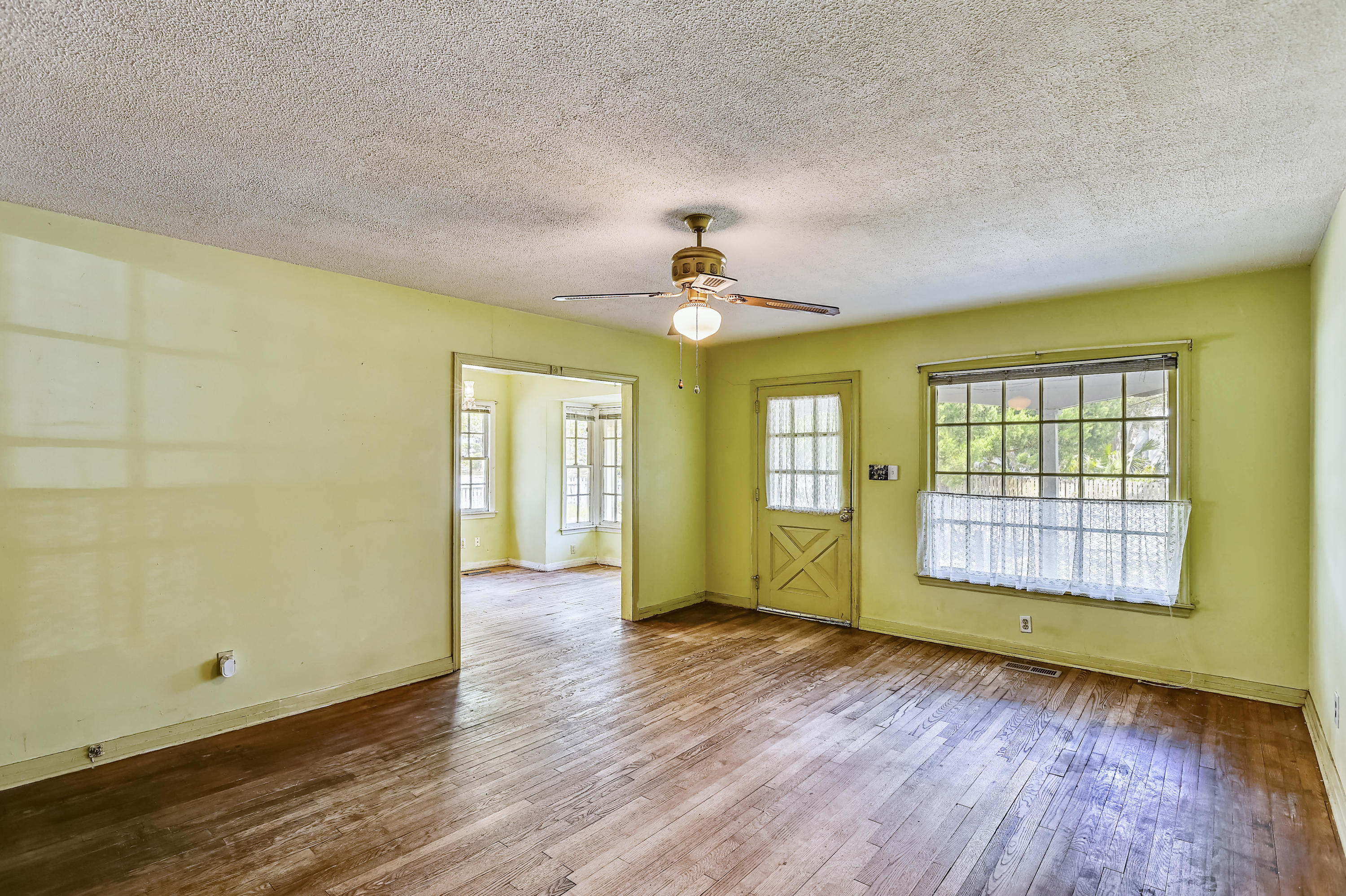 701 Pitt Street Mount Pleasant, SC 29464 - Photo 6 of 20 Living Room
