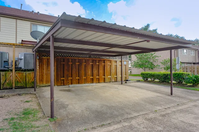 a view of a house with backyard