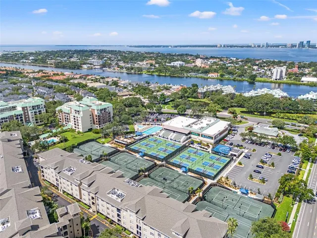 a picture of a tennis court